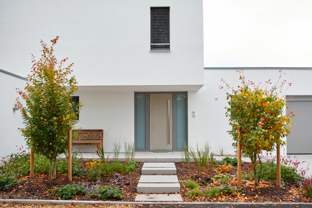 Moderner-Garten-mit-klaren-Linien_1