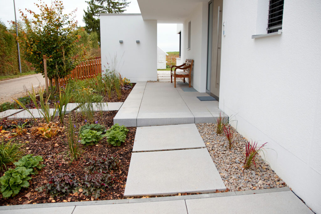 Moderner-Garten-mit-klaren-Linien_2