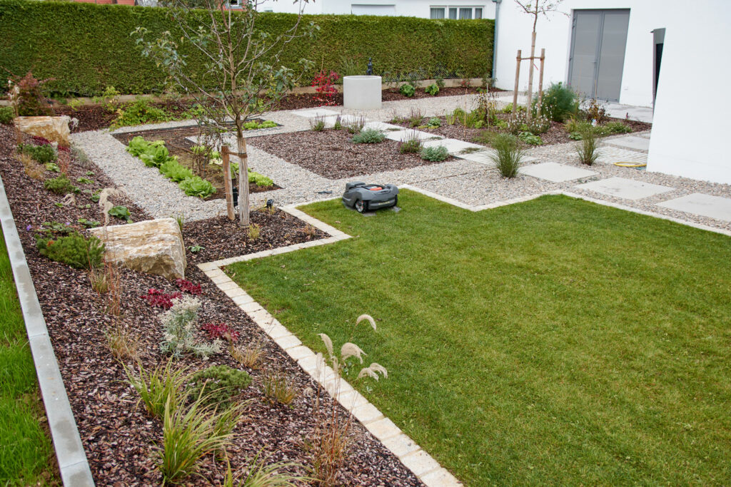 Moderner-Garten-mit-klaren-Linien_6