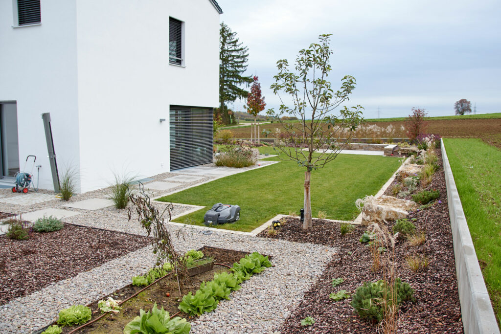 Moderner-Garten-mit-klaren-Linien_7