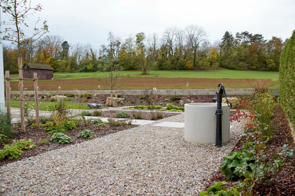 Moderner-Garten-mit-klaren-Linien_8